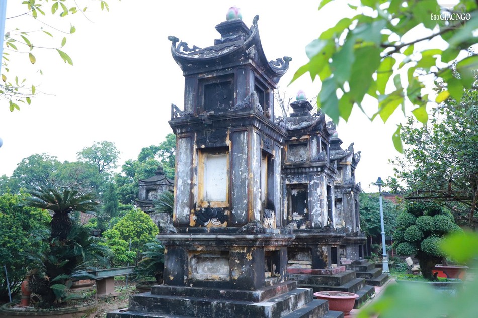 Khu tháp tại chùa Keo