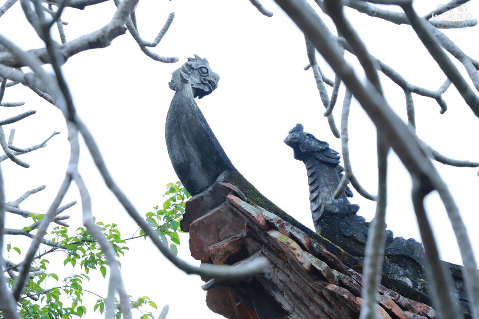 Toàn bộ công trình được các nghệ nhân điêu khắc thời nhà Hậu Lê chạm khắc rất tinh xảo