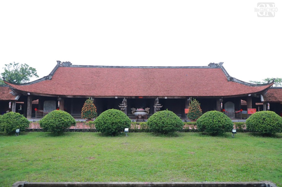 Bên ngoài chánh điện chùa Keo