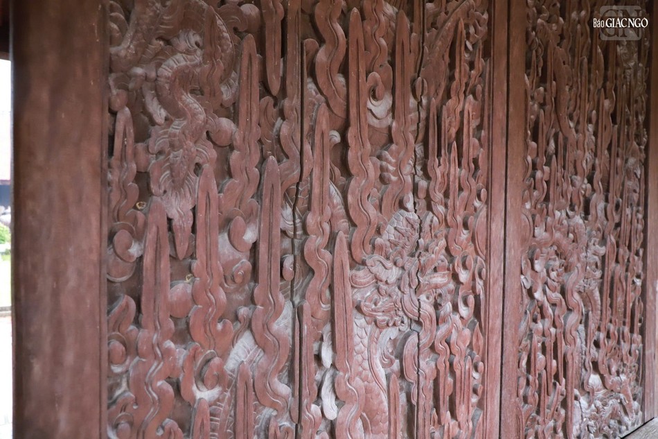 Bộ cánh cửa gỗ được các nghệ nhân phục dựng lại giống như nguyên bản. Còn bộ cánh cửa chính gốc đang được bảo quản, trưng bày trong Bảo tàng Mỹ thuật Việt Nam