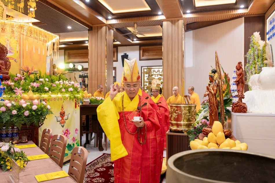 Thượng tọa Thích Quảng Hiền cử hành nghi thức sái tịnh Thượng tọa Thích Quảng Hiền cử hành nghi thức sái tịnh