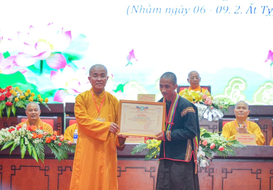 Thượng tọa Thích Quảng Hiền, Trưởng ban Trị sự GHPGVN tỉnh Đắk Nông trao Giấy khen đến đơn vị tham gia