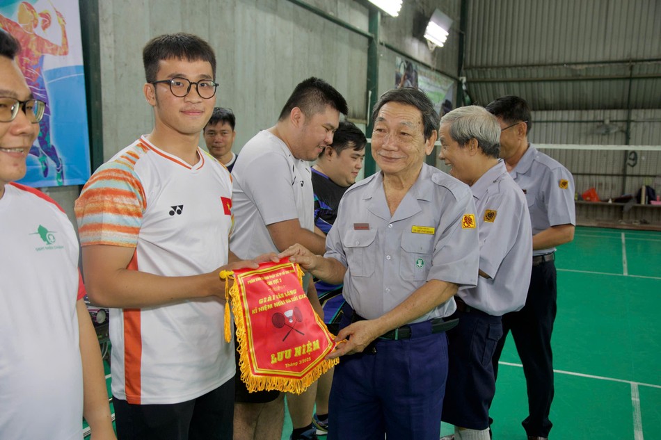 Huynh trưởng Thị Cư - Nguyễn Thanh Minh, Trưởng Phân ban Gia đình Phật tử TP.HCM trao cờ lưu niệm đến các đơn vị khu vực III Huynh trưởng Thị Cư - Nguyễn Thanh Minh, Trưởng Phân ban Gia đình Phật tử TP.HCM trao cờ lưu niệm đến các đơn vị khu vực III