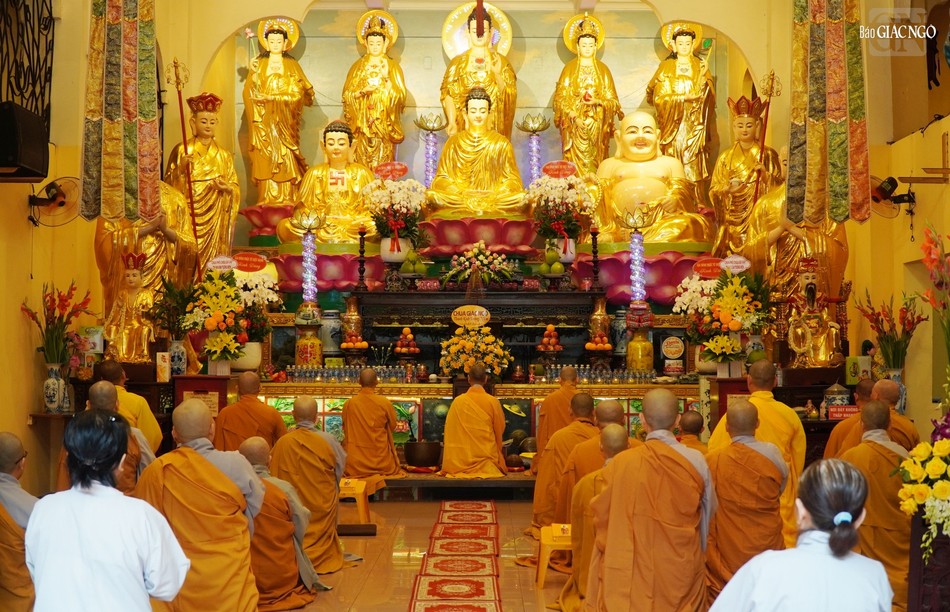 Khóa lễ tụng kinh tại chánh điện chùa Trấn Quốc Khóa lễ tụng kinh tại chánh điện chùa Trấn Quốc