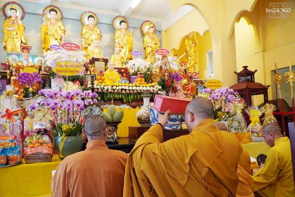 Môn đồ pháp quyến cung tiến Giác linh Trưởng lão Hòa thượng tại Tổ đường theo nghi thức thiền môn miền Bắc Môn đồ pháp quyến cung tiến Giác linh Trưởng lão Hòa thượng tại Tổ đường theo nghi thức thiền môn miền Bắc