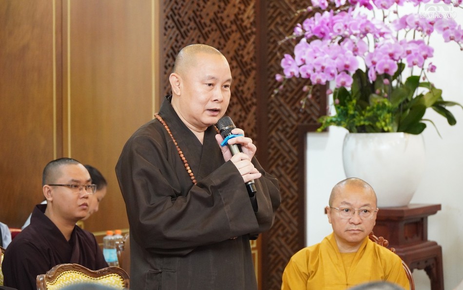 Thượng tọa Thích Giác Hiệp trình bày kế hoạch đón tiếp đại biểu dự Đại lễ Vesak Liên Hiệp Quốc 2025 tại TP.HCM của Ban Lễ tân
