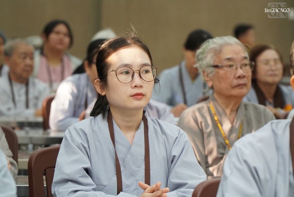 Chăm chú lắng nghe thời pháp thoại