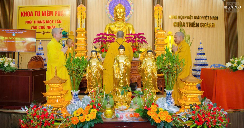 Chư tôn đức niêm hương, bạch Phật Chư tôn đức niêm hương, bạch Phật