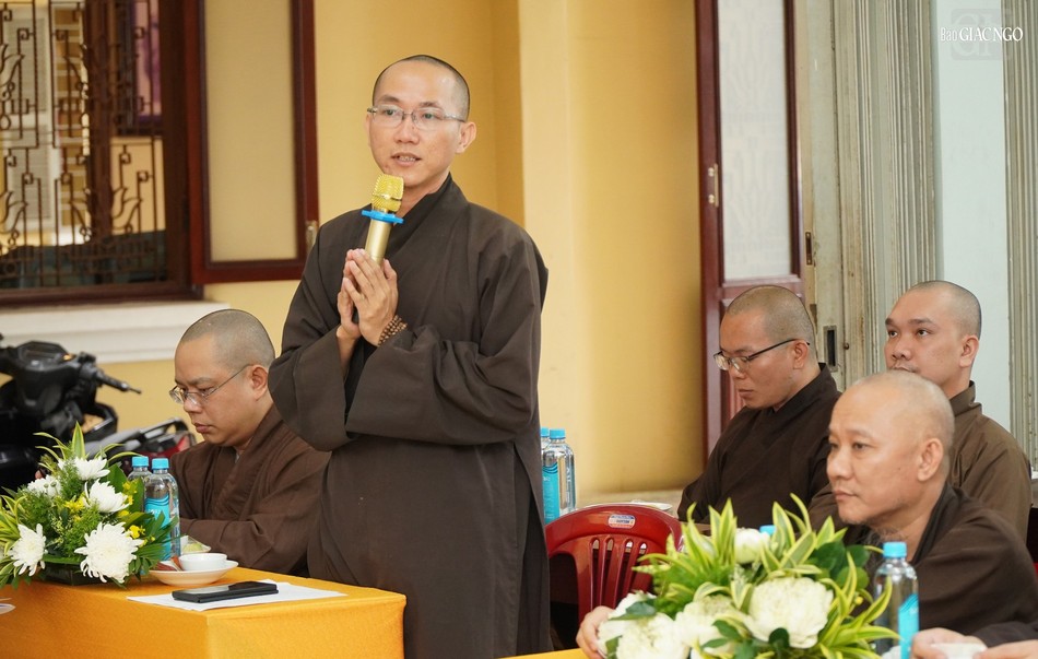 Đại đức Thích Thị Vinh góp ý về kế hoạch làm xe hoa của Phật giáo Q.10 Đại đức Thích Thị Vinh góp ý về kế hoạch làm xe hoa của Phật giáo Q.10