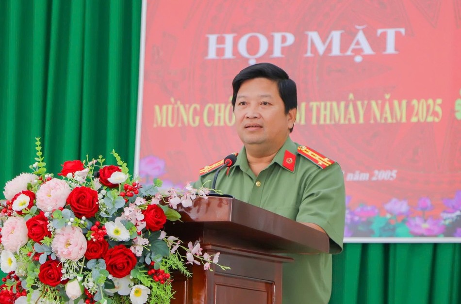 Đại tá Trần Quốc Phục, Phó Giám đốc Công an tỉnh Vĩnh Long phát biểu Đại tá Trần Quốc Phục, Phó Giám đốc Công an tỉnh Vĩnh Long phát biểu