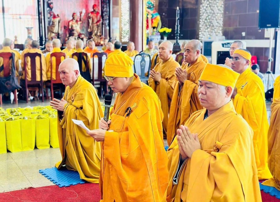 Thay mặt môn đồ pháp quyến, Thượng tọa Thích Thiện Tâm, Phó ban Trị sự kiêm Trưởng ban Kiểm soát GHPGVN tỉnh Vĩnh Long, Phó ban Quản trị chùa Phật Ngọc Xá Lợi, Trưởng pháp tử cố Hòa thượng đã thành kính dâng lời tác bạch Thay mặt môn đồ pháp quyến, Thượng tọa Thích Thiện Tâm, Phó ban Trị sự kiêm Trưởng ban Kiểm soát GHPGVN tỉnh Vĩnh Long, Phó ban Quản trị chùa Phật Ngọc Xá Lợi, Trưởng pháp tử cố Hòa thượng đã thành kính dâng lời tác bạch