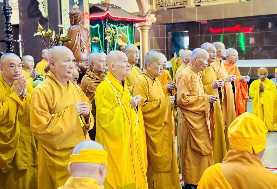 Chư tôn giáo phẩm thắp hương tưởng niệm Hòa thượng Thích Phước Hạnh Chư tôn giáo phẩm thắp hương tưởng niệm Hòa thượng Thích Phước Hạnh