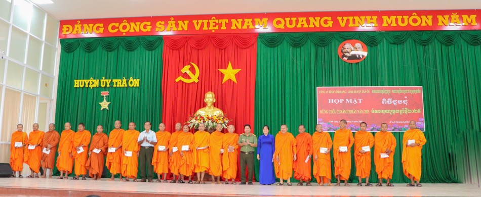 Đảng ủy Ban Giám đốc Công an tỉnh đã tặng quà đến đại biểu tham gia buổi họp mặt Đảng ủy Ban Giám đốc Công an tỉnh đã tặng quà đến đại biểu tham gia buổi họp mặt