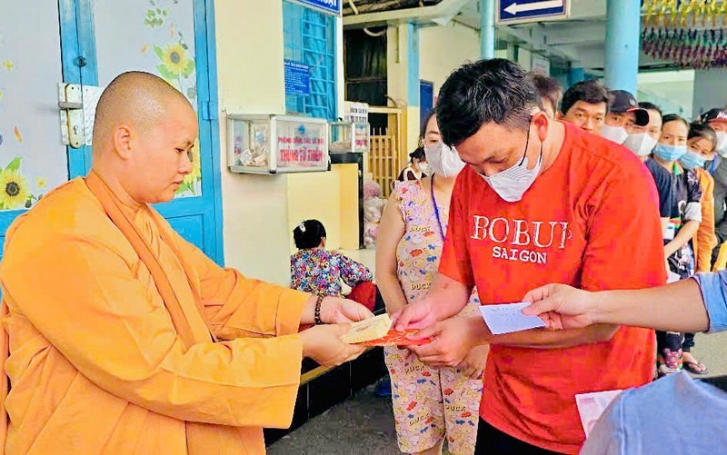 Trao 50 phần quà động viên tinh thần đến các gia đình bệnh nhi Trao 50 phần quà động viên tinh thần đến các gia đình bệnh nhi