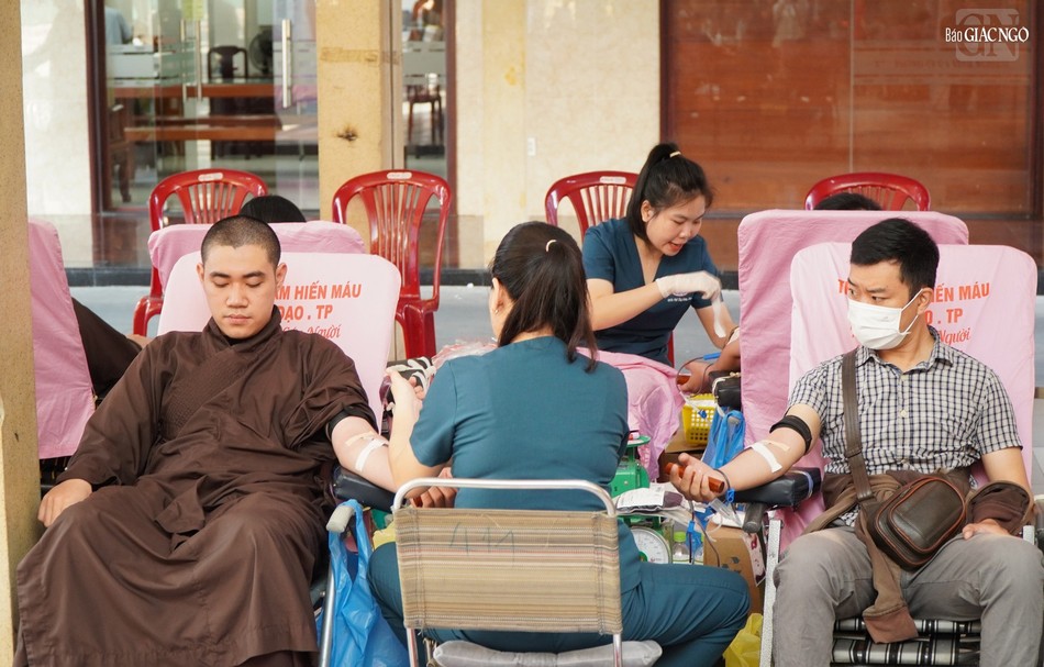 Chư Tăng và Phật tử hiến máu Chư Tăng và Phật tử hiến máu
