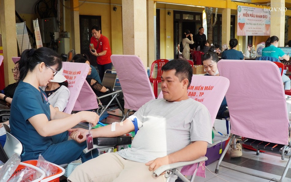 "Mỗi giọt máu cho đi một cuộc đời ở lại" "Mỗi giọt máu cho đi một cuộc đời ở lại"