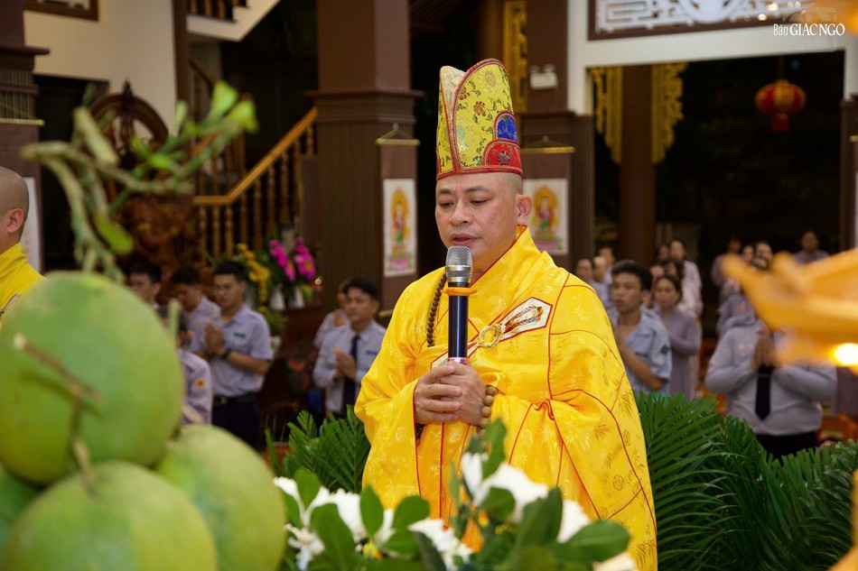 Thượng tọa Thích Quảng Tiến, trụ trì chùa Thiên Chánh, cùng chư Tăng chứng minh trong khóa lễ tối 5-4 Thượng tọa Thích Quảng Tiến, trụ trì chùa Thiên Chánh, cùng chư Tăng chứng minh trong khóa lễ tối 5-4