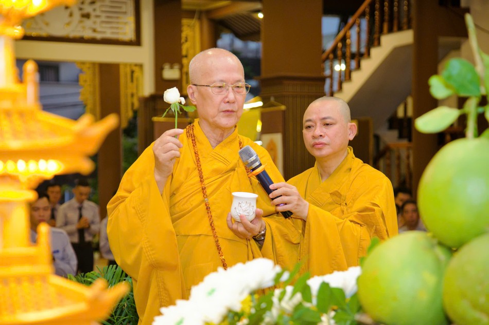 Hòa thượng Thích Chơn Không niêm hương bạch Phật, sái tịnh và chú nguyện cấp hiệu Hòa thượng Thích Chơn Không niêm hương bạch Phật, sái tịnh và chú nguyện cấp hiệu