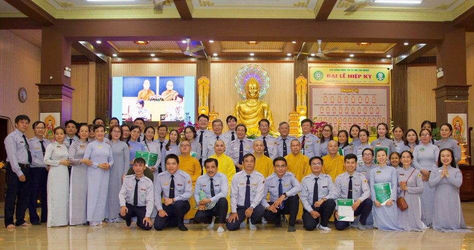 Thượng tọa Thích Quảng Tiến, trụ trì chùa Thiên Chánh cùng chư Tăng chứng minh Lễ mãn khóa và trao chứng chỉ trúng cách bậc Định đến 21 học viên tối 5-4 Thượng tọa Thích Quảng Tiến, trụ trì chùa Thiên Chánh cùng chư Tăng chứng minh Lễ mãn khóa và trao chứng chỉ trúng cách bậc Định đến 21 học viên tối 5-4