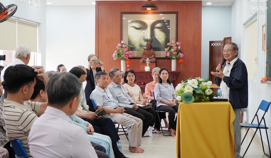 Bác sĩ Đỗ Hồng Ngọc chia sẻ "Vai trò của người cư sĩ hộ pháp trong thời đại truyền thông 4.0" Bác sĩ Đỗ Hồng Ngọc chia sẻ "Vai trò của người cư sĩ hộ pháp trong thời đại truyền thông 4.0"