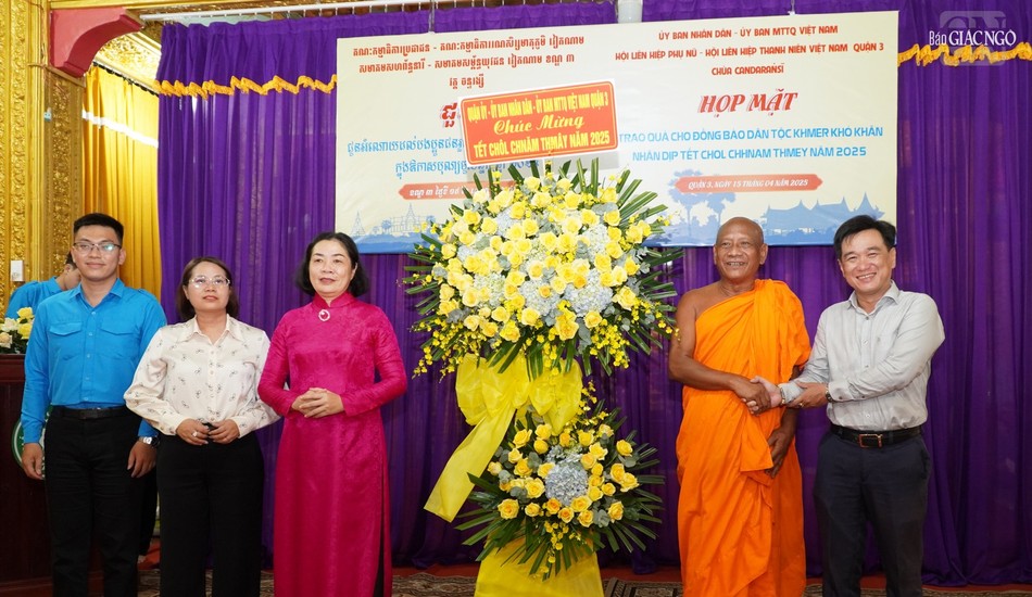 Quận ủy, UBND, UBMTTQVN Q.3 chúc mừng Tết cổ truyền Chôl Chnăm Thmây đến Hòa thượng Danh Lung Quận ủy, UBND, UBMTTQVN Q.3 chúc mừng Tết cổ truyền Chôl Chnăm Thmây đến Hòa thượng Danh Lung