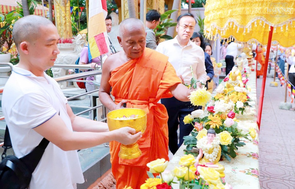 Hòa thượng Danh Lung; ông Chan Sorykan, Tổng lãnh sự Vương quốc Campuchia tại TP.HCM thực hiện nghi thức Tắm Phật