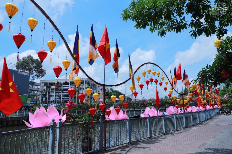 Lồng đèn, hoa sen, cờ được thiết trí dọc theo bờ kênh Nhiêu Lộc