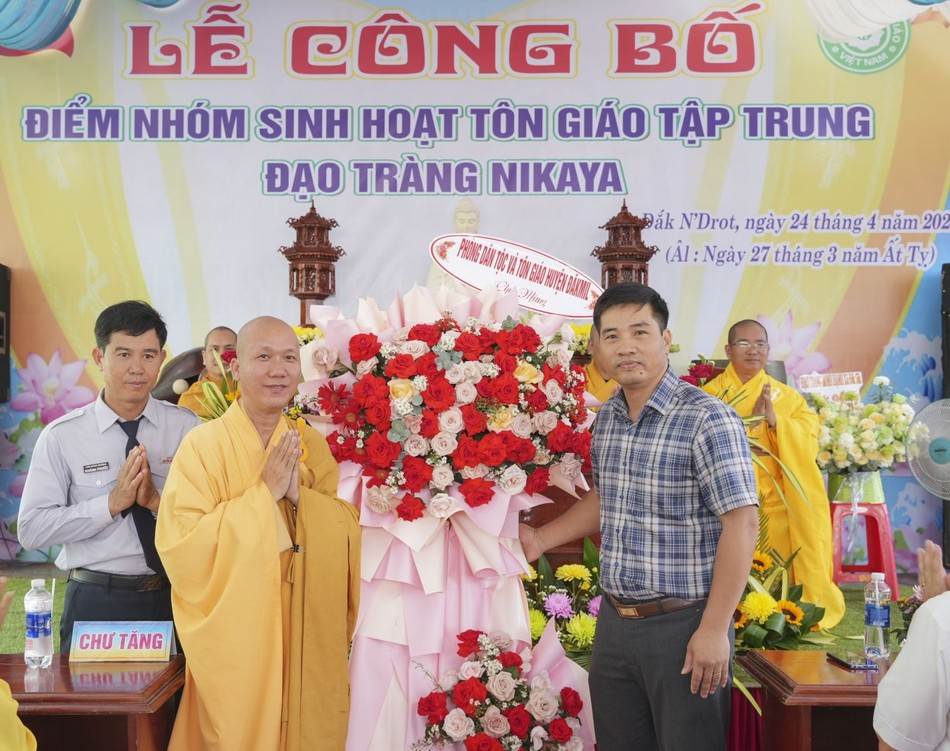 Lẵng hoa chúc mừng của Phòng Dân tộc và Tôn giáo H.Đắk Mil Lẵng hoa chúc mừng của Phòng Dân tộc và Tôn giáo H.Đắk Mil