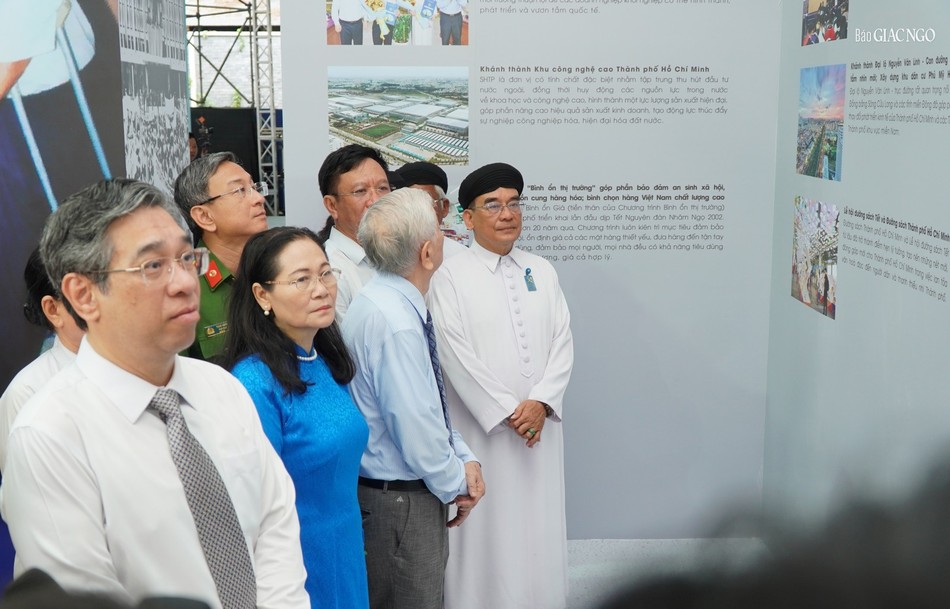 Đại biểu tham quan các khu triển lãm Đại biểu tham quan các khu triển lãm