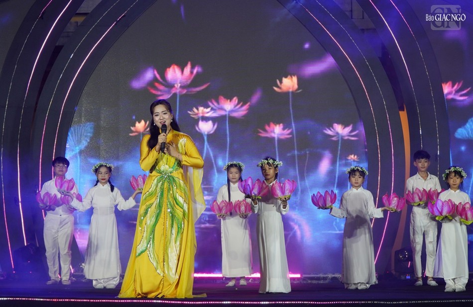 Ca sĩ Diệu Đan trình bày ca khúc &quot;Đóa hoa dâng người&quot;