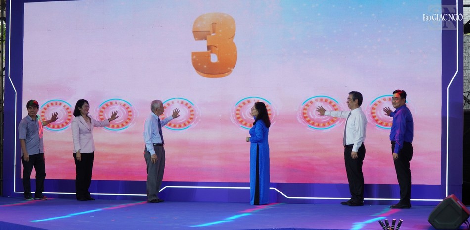 Nghi thức khai mạc triển lãm Nghi thức khai mạc triển lãm