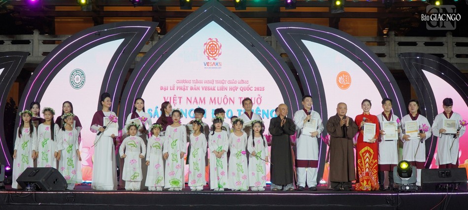 Hoà thượng Thích Nhựt Hỷ, Phó ban Trị sự GHPGVN TP.HCM; Thượng tọa Thích Trung Nguyện, Phó Thư ký, Chánh Văn phòng Ban Trị sự GHPGVN TP.HCM trao Bằng công đức đến các nghệ sĩ