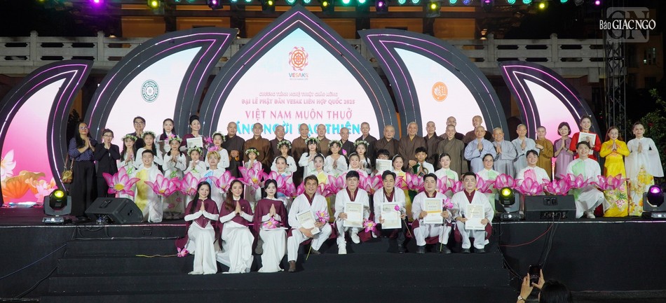 Lưu niệm sau Đêm nghệ thuật &quot;Việt Nam muôn thuở sáng ngời đạo thiêng&quot;