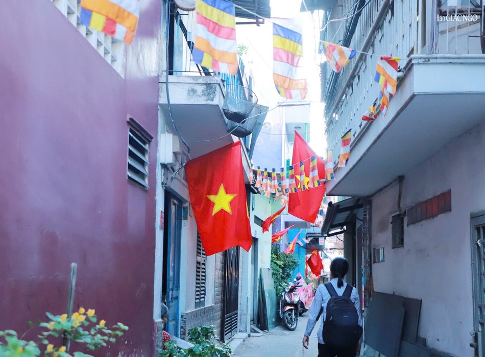 Cờ được treo quanh hẻm dẫn vào lễ đài