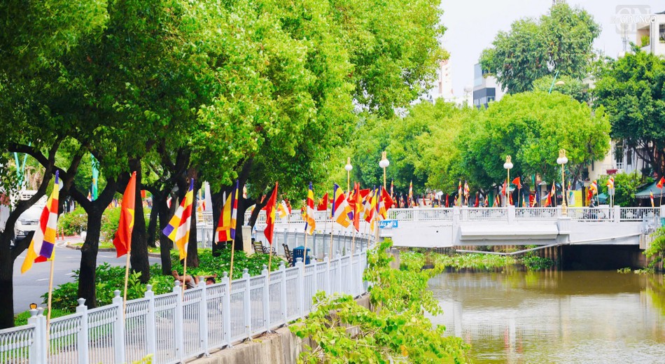 Hai bên đường Trường Sa, Hoàng Sa (Q.Tân Bình), chùa Viên Giác và Khuông Việt cũng thiết trí cờ dọc hai bên bờ kênh