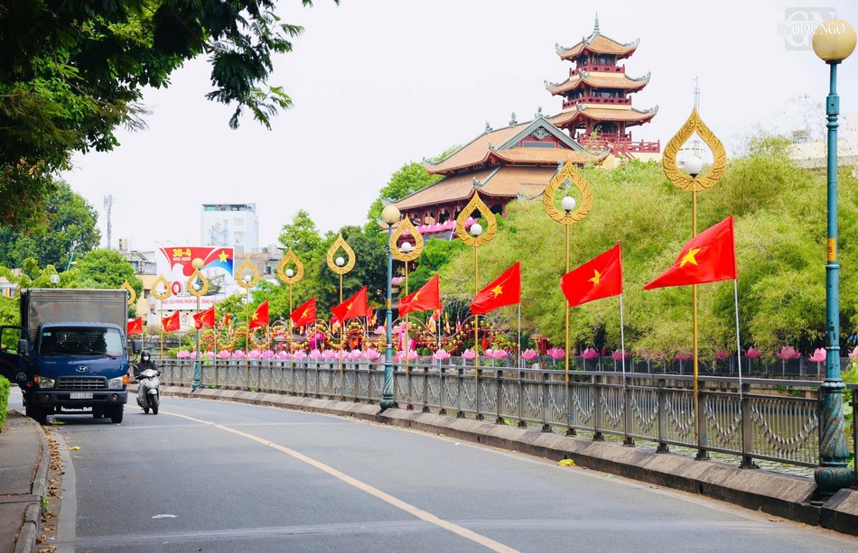 Cờ được chùa Candaransi thiết trí trên đường Hoàng Sa