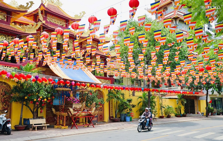 Tôn tượng Phật đản sanh được tôn trí trước chùa Hải Đức