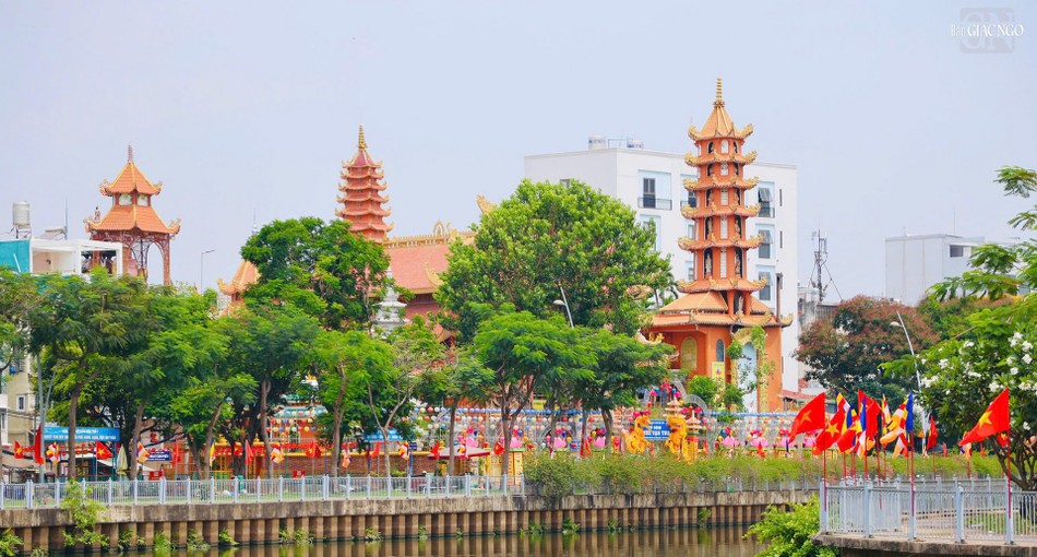 Trước tổ đình Vạn Thọ