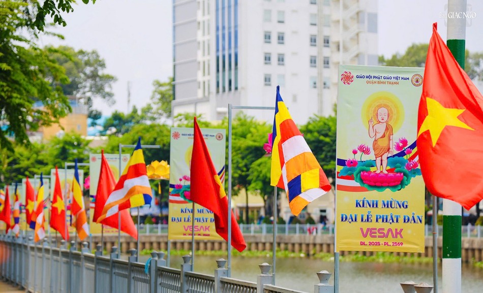 Ban Trị sự GHPGVN Q.Bình Thạnh thiết trí cờ, pano trên đường Trường Sa