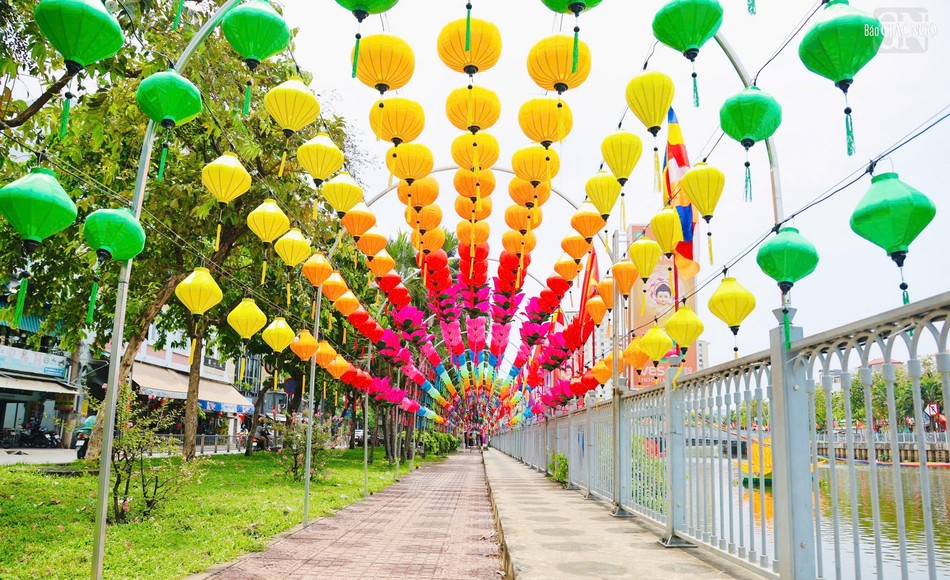 Lồng đèn đủ sắc màu thiết trí trước Quan Âm tu viện