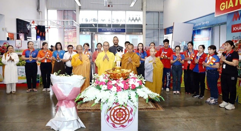 Ban Trị sự GHPGVN TP.Buôn Ma Thuột thực hiện nghi thức Tắm Phật tại các điểm công cộng