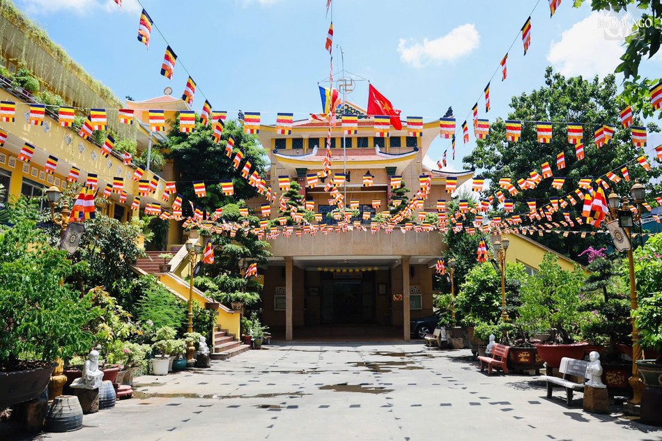 Cờ Phật giáo được treo rợp khắp sân chùa và trên đường Bà Huyện Thanh Quan (Q.3) Cờ Phật giáo được treo rợp khắp sân chùa và trên đường Bà Huyện Thanh Quan (Q.3)