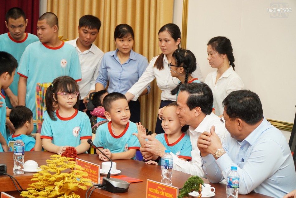 Ông Đào Ngọc Dung, Bộ trưởng Bộ Dân tộc và Tôn giáo trò chuyện cùng các em Ông Đào Ngọc Dung, Bộ trưởng Bộ Dân tộc và Tôn giáo trò chuyện cùng các em