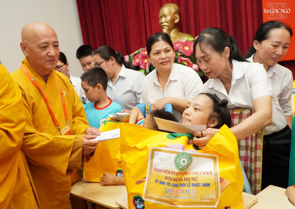 Hòa thượng Thích Huệ Thông tặng quà đến các em khuyết tật Hòa thượng Thích Huệ Thông tặng quà đến các em khuyết tật