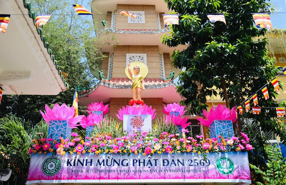 Lễ đài tại chùa Phật Học Xá Lợi Lễ đài tại chùa Phật Học Xá Lợi