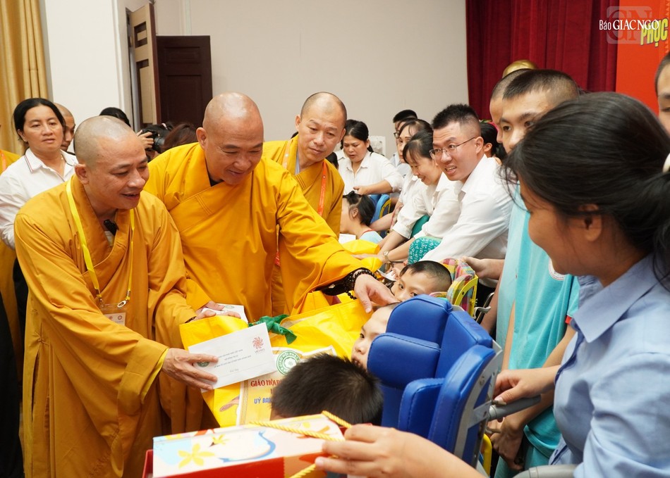 Thượng tọa Thích Phước Nguyên (Phó Tổng Thư ký kiêm Chánh Văn Phòng II T.Ư), Thượng tọa Thích Minh Nhẫn (Ủy viên Thư ký Hội đồng Trị sự), Thượng tọa Thích Quảng Tiến (Phó Thường trực Ban Từ thiện xã hội T.Ư) trao quà đến các em Thượng tọa Thích Phước Nguyên (Phó Tổng Thư ký kiêm Chánh Văn Phòng II T.Ư), Thượng tọa Thích Minh Nhẫn (Ủy viên Thư ký Hội đồng Trị sự), Thượng tọa Thích Quảng Tiến (Phó Thường trực Ban Từ thiện xã hội T.Ư) trao quà đến các em