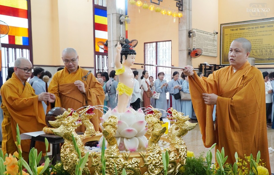Chư Tăng thực hiện nghi thức Tắm Phật Chư Tăng thực hiện nghi thức Tắm Phật