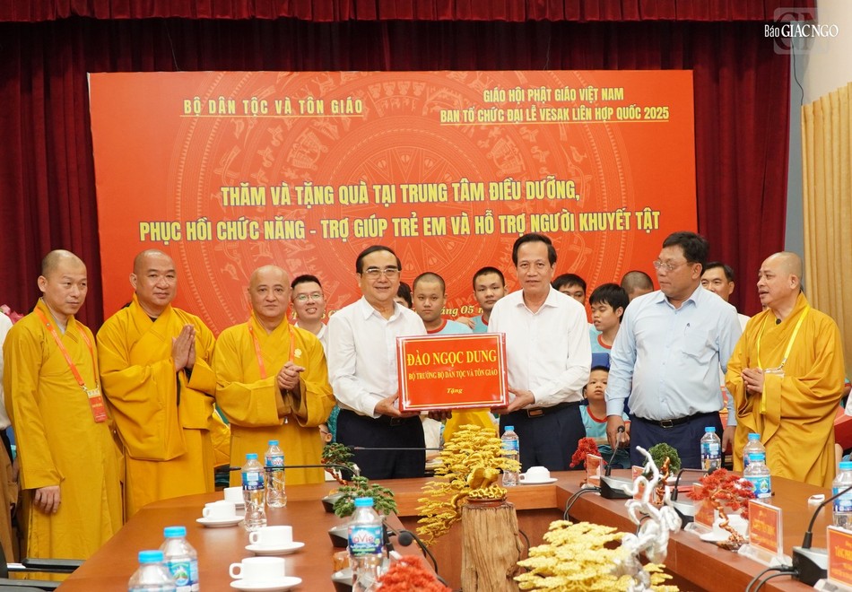 Ông Đào Ngọc Dung, Bộ trưởng Bộ Dân tộc và Tôn giáo tặng quà đến nhân viên Trung tâm Ông Đào Ngọc Dung, Bộ trưởng Bộ Dân tộc và Tôn giáo tặng quà đến nhân viên Trung tâm