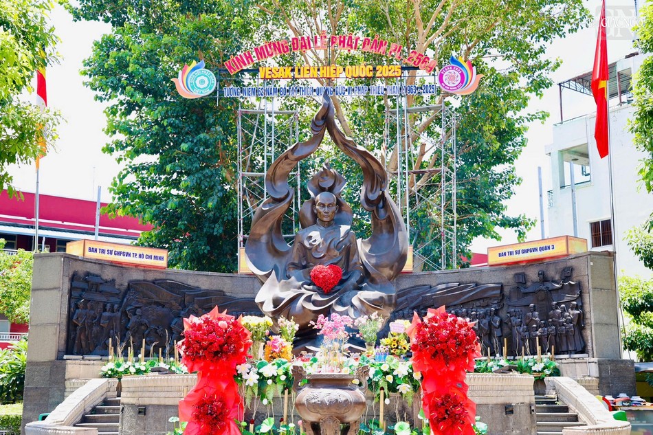 Tại Công viên tượng đài Bồ-tát Thích Quảng Đức (Q.3, TP.HCM) Tại Công viên tượng đài Bồ-tát Thích Quảng Đức (Q.3, TP.HCM)