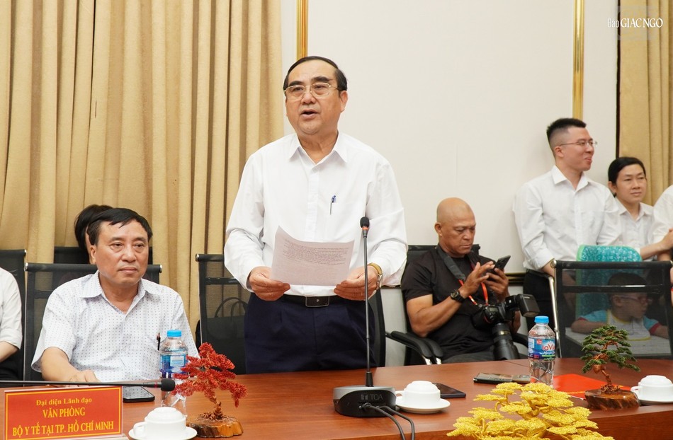 Bác sĩ Nguyễn Xuân Thắng, Giám đốc Trung tâm báo cáo khái quát về hoạt động của Trung tâm Bác sĩ Nguyễn Xuân Thắng, Giám đốc Trung tâm báo cáo khái quát về hoạt động của Trung tâm